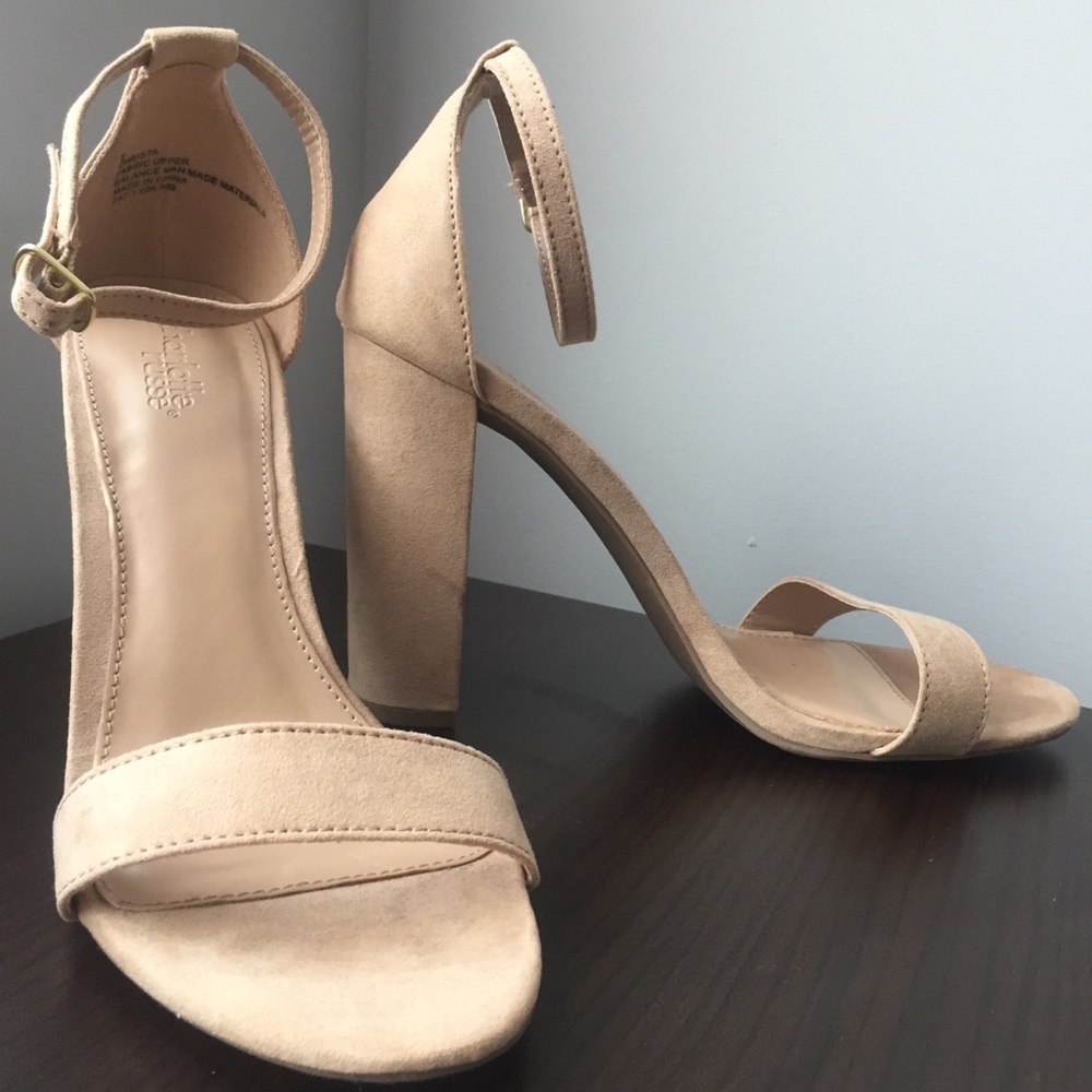 NWOT Charlotte Russe Nude Heel, US WMNS 9